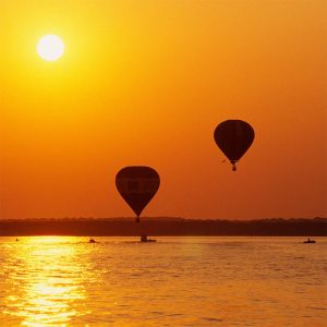romantiskas skrydis oro balionu virs vandens